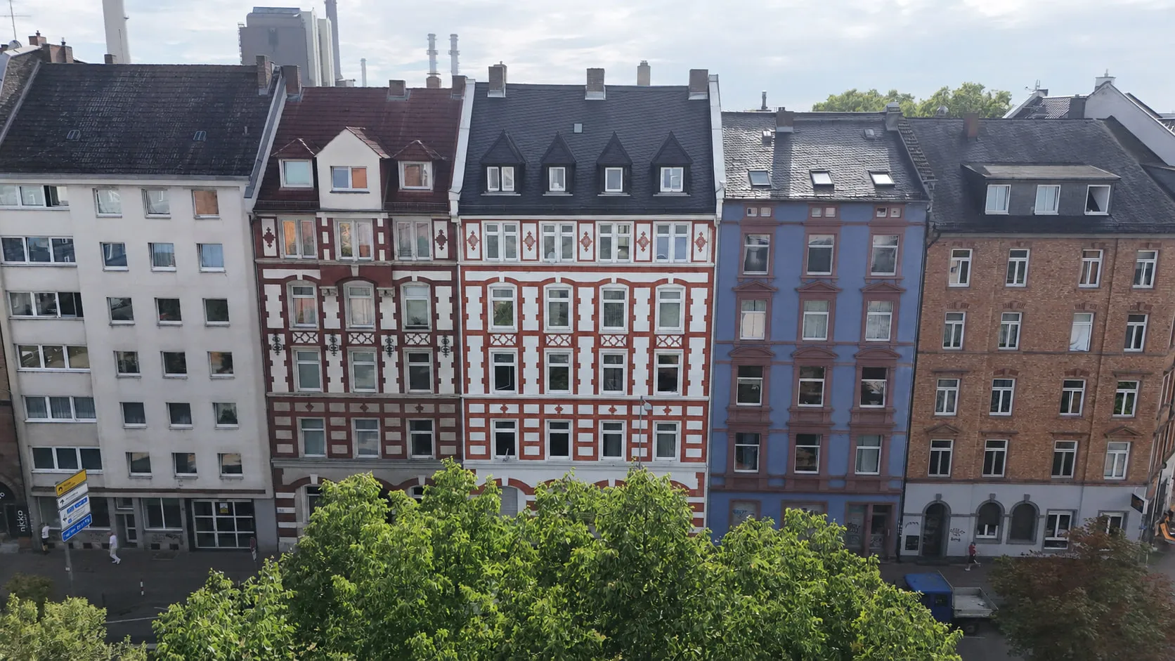 Die Häuserzeile des Projekts HERITAGE 27 in Schwarzweiß aus der Luft, über die volle Breite zwischen den Nachbarblöcken.